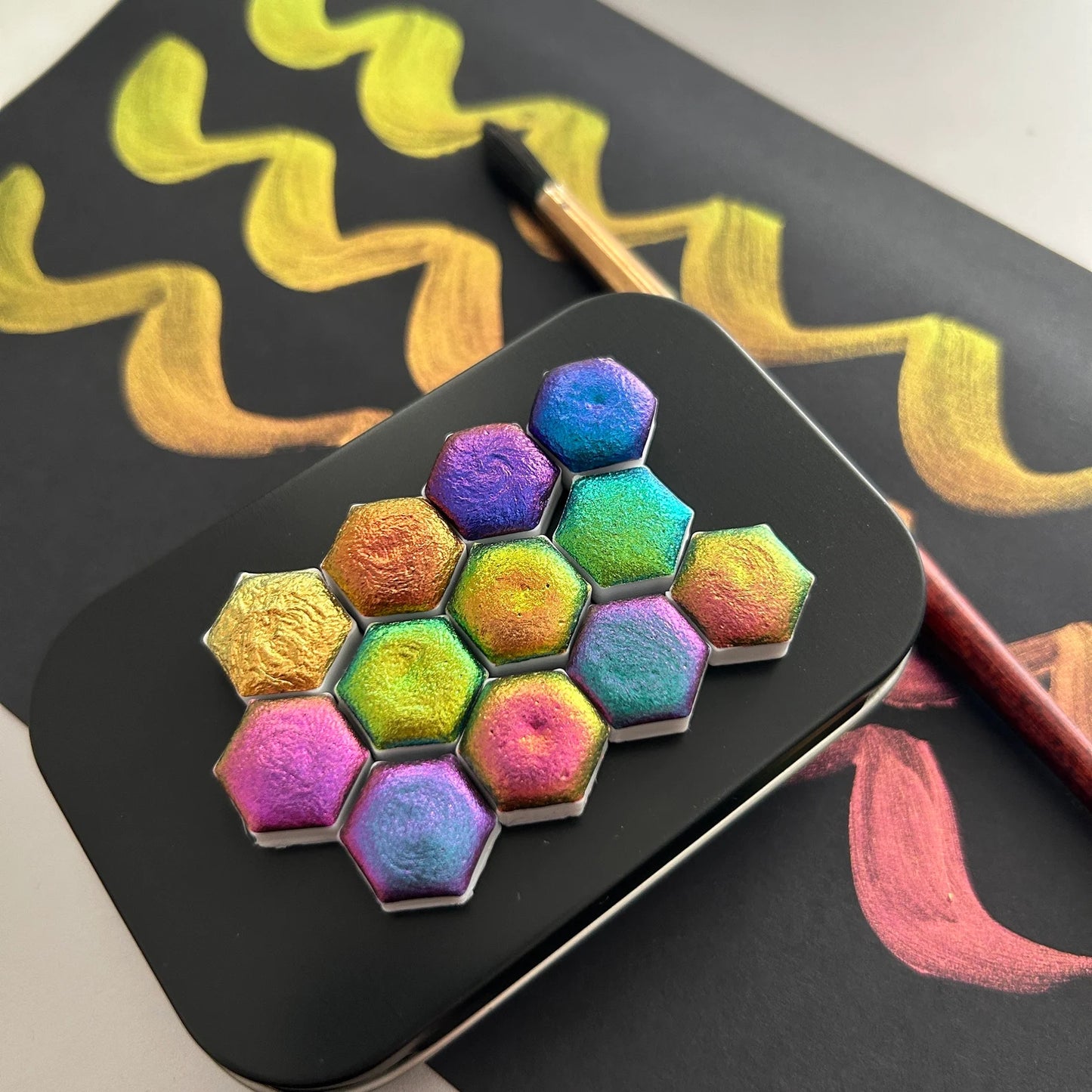 TheoryTheShop Paleta de acuarelas de la serie Colorshift Watercolor Bold, intensa acuarela camaleón, juego de 12 paletas hexagonales con caja